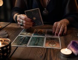 Cartes voyances gratuites : interpréter un tirage et en comprendre les messages