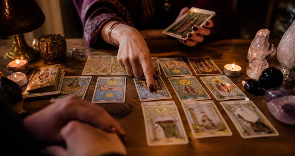 Avenir par les cartes gratuit : interpréter les signes pour mieux guider votre avenir