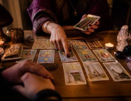 Avenir par les cartes gratuit : interpréter les signes pour mieux guider votre avenir