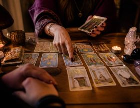 Avenir par les cartes gratuit : interpréter les signes pour mieux guider votre avenir