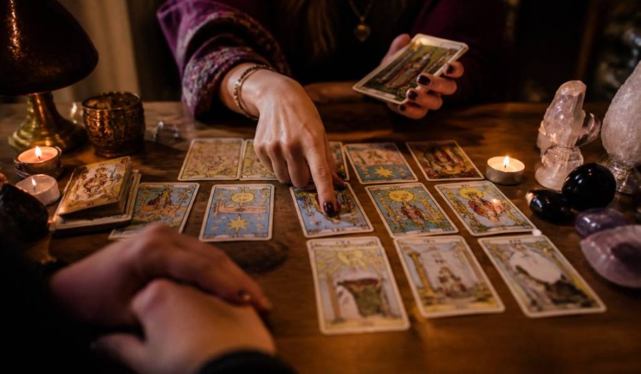 Avenir par les cartes gratuit : interpréter les signes pour mieux guider votre avenir