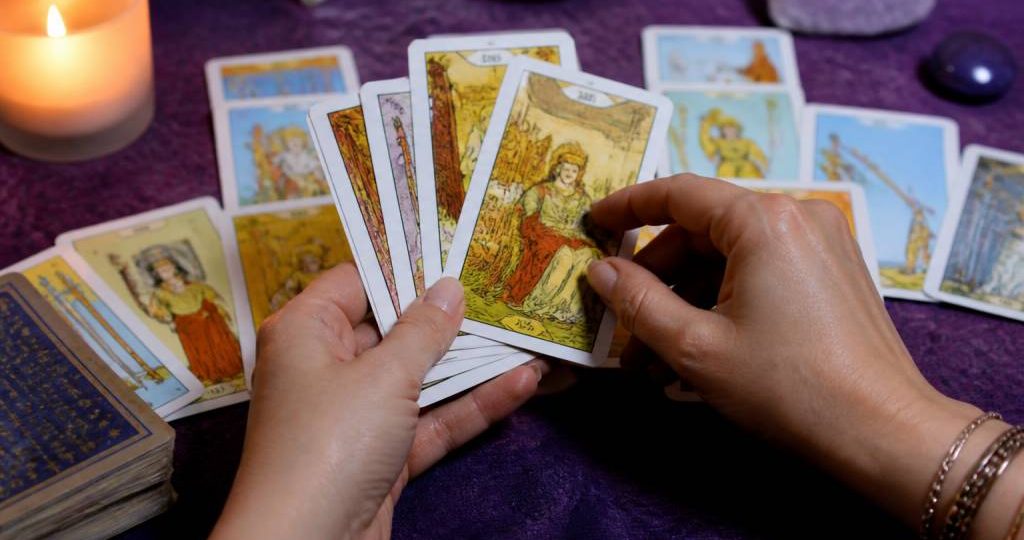 Carte divinatoire gratuite : guide complet pour interpréter vos signes