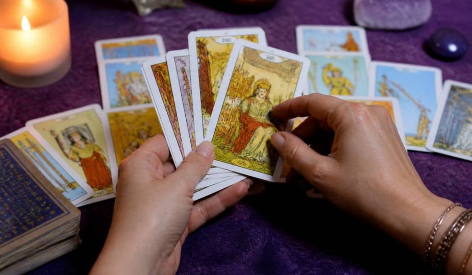 Carte divinatoire gratuite : guide complet pour interpréter vos signes