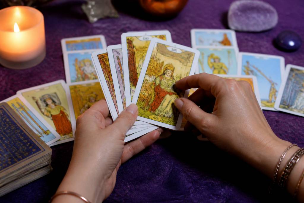 Carte divinatoire gratuite : guide complet pour interpréter vos signes