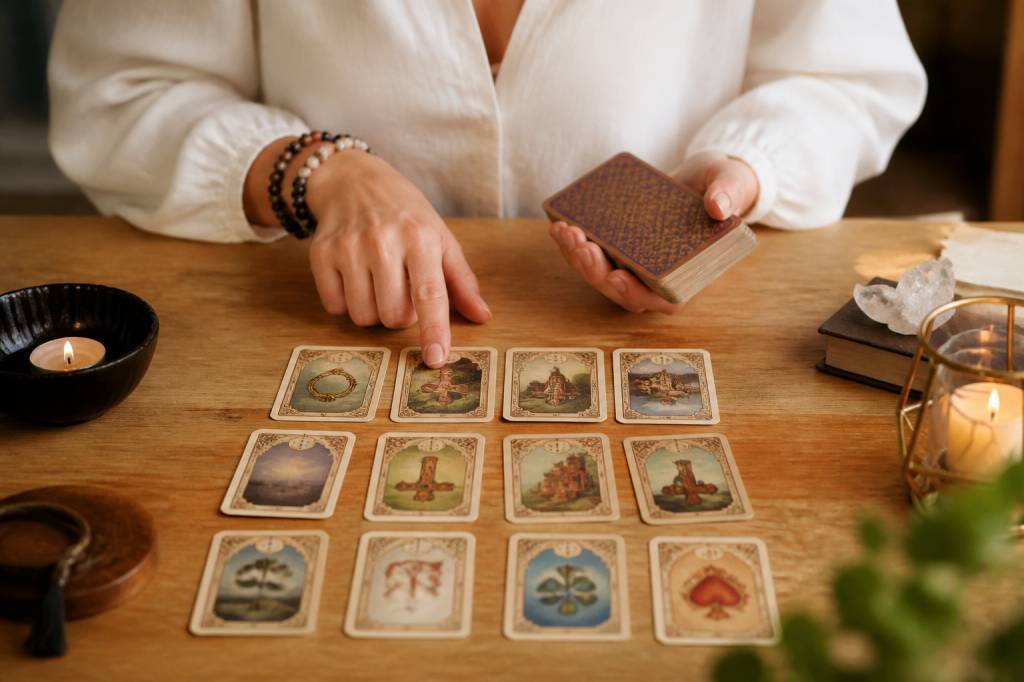 Cartes lenormand tirage : comment interpréter un tirage pas à pas