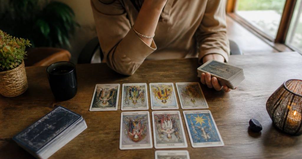 Tirage des tarots travail : interpréter les messages pour mieux orienter sa carrière