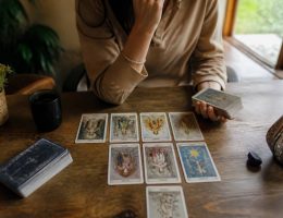 Tirage des tarots travail : interpréter les messages pour mieux orienter sa carrière
