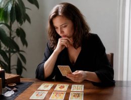 Tarots travail : comment interpréter les cartes pour votre avenir professionnel