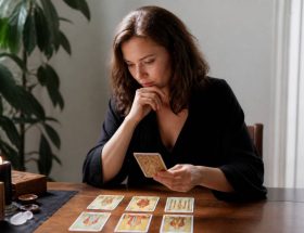 Tarots travail : comment interpréter les cartes pour votre avenir professionnel