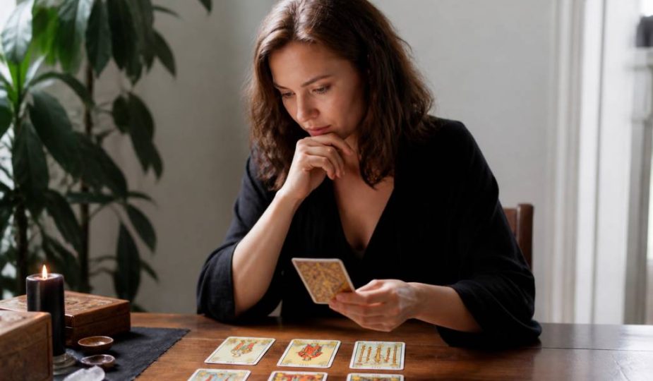 Tarots travail : comment interpréter les cartes pour votre avenir professionnel
