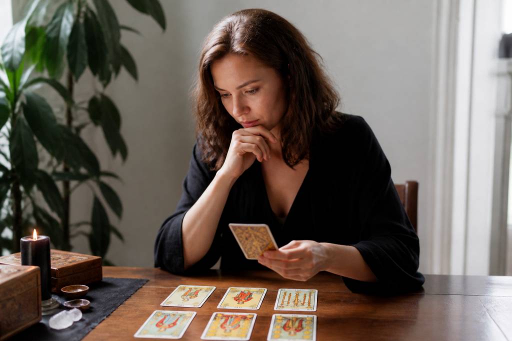 Tarots travail : comment interpréter les cartes pour votre avenir professionnel