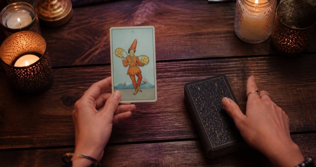 2 de deniers : signification et interprétation du tirage de tarot