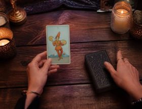 2 de deniers : signification et interprétation du tirage de tarot