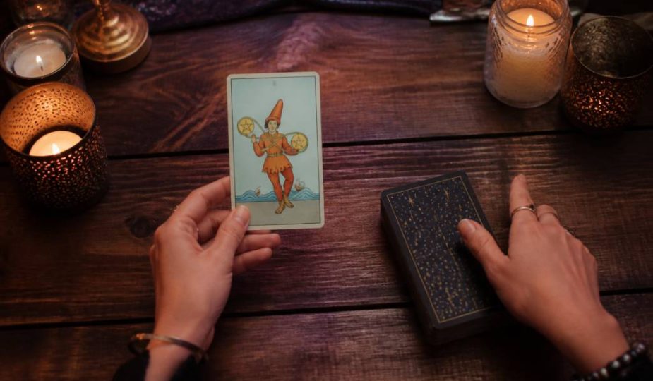 2 de deniers : signification et interprétation du tirage de tarot