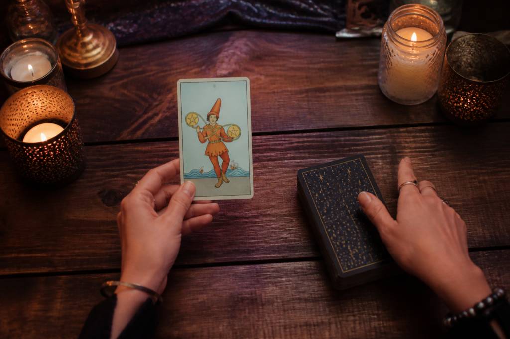 2 de deniers : signification et interprétation du tirage de tarot