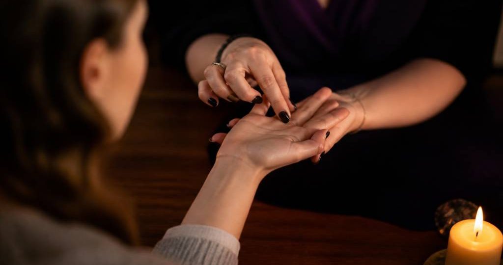 Lire l'avenir grâce à la voyance : méthodes et clés pour interpréter les signes du destin