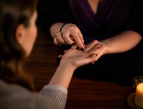 Lire l'avenir grâce à la voyance : méthodes et clés pour interpréter les signes du destin
