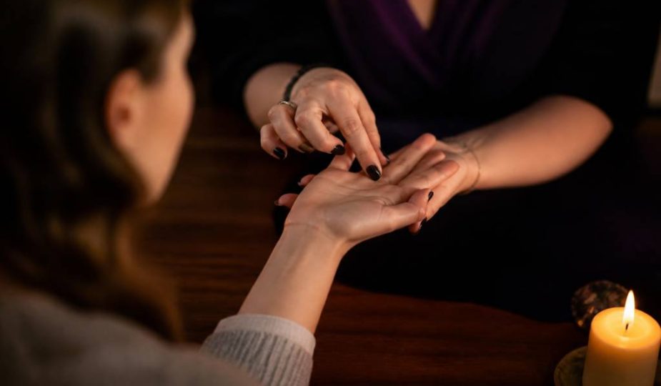 Lire l'avenir grâce à la voyance : méthodes et clés pour interpréter les signes du destin
