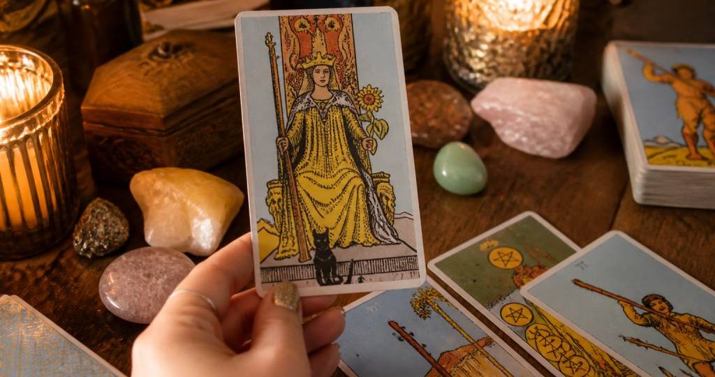Reine de baton : signification, interprétation et message en tarot divinatoire