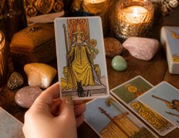 Reine de baton : signification, interprétation et message en tarot divinatoire