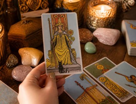 Reine de baton : signification, interprétation et message en tarot divinatoire