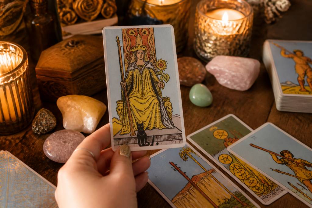Reine de baton : signification, interprétation et message en tarot divinatoire