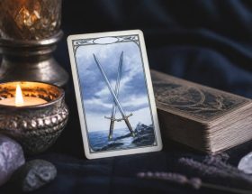 2 d'épées : signification, interprétation et messages en voyance, amour, travail et relations