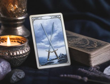 2 d'épées : signification, interprétation et messages en voyance, amour, travail et relations
