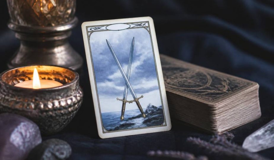 2 d'épées : signification, interprétation et messages en voyance, amour, travail et relations
