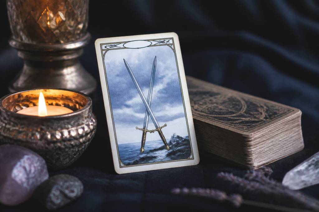 2 d'épées : signification, interprétation et messages en voyance, amour, travail et relations