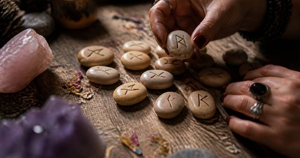 Tirage gratuit runes divinatoires : découvrez votre message intuitif