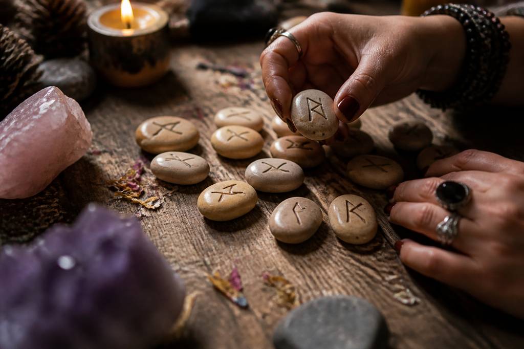 Tirage gratuit runes divinatoires : découvrez votre message intuitif