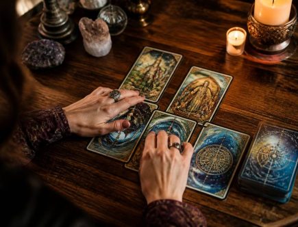 Lire les cartes : techniques, significations et conseils pour débuter en cartomancie