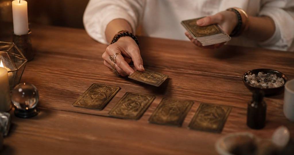 Tarots amour : comment interpréter les cartes pour éclairer votre vie sentimentale