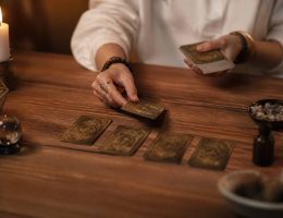 Tarots amour : comment interpréter les cartes pour éclairer votre vie sentimentale