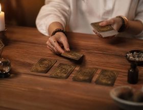 Tarots amour : comment interpréter les cartes pour éclairer votre vie sentimentale