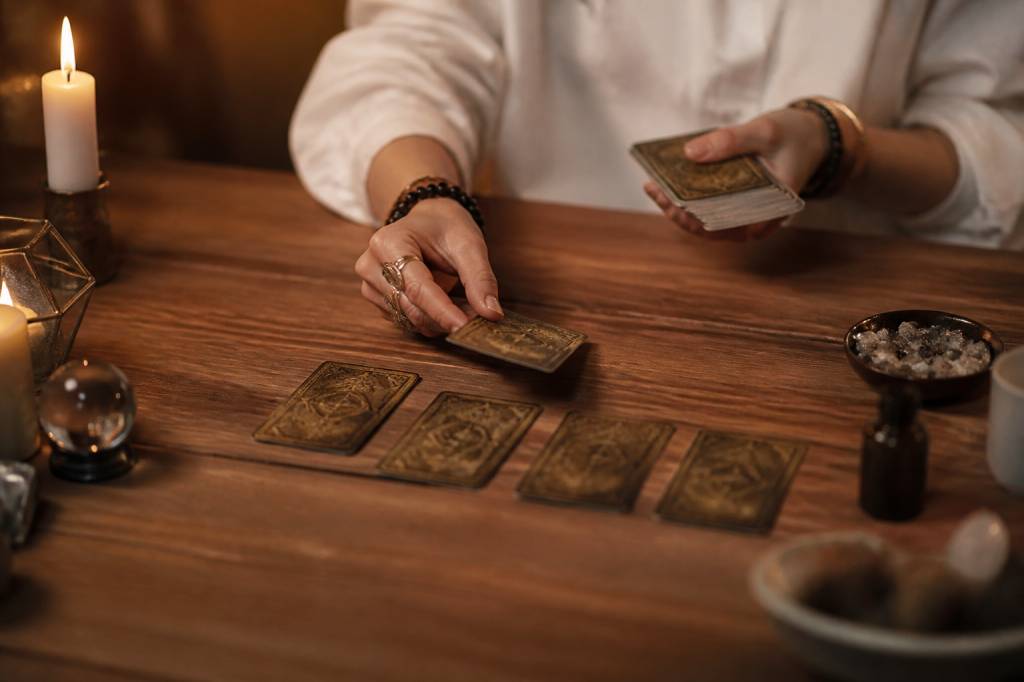 Tarots amour : comment interpréter les cartes pour éclairer votre vie sentimentale