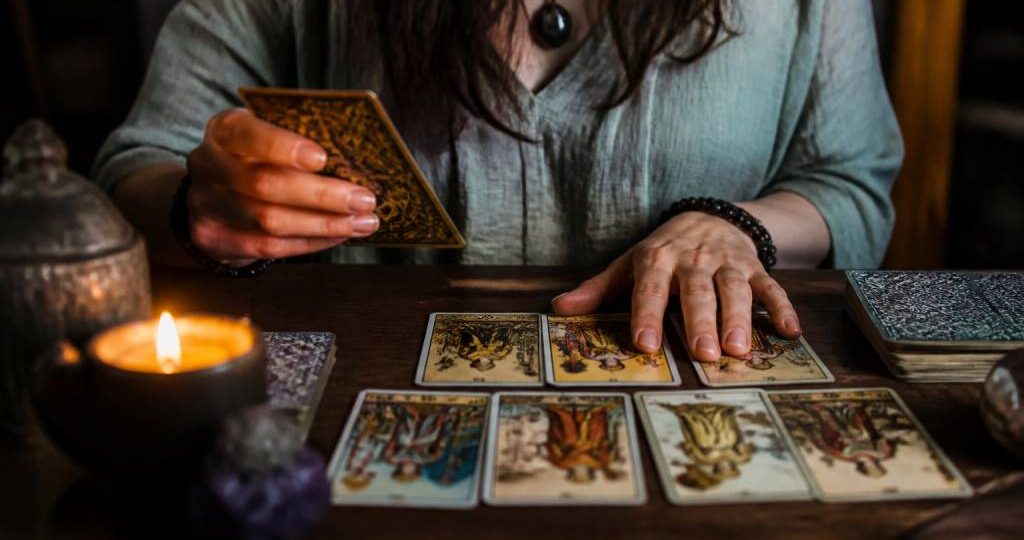Cartomancie amour : interpréter les signes pour éclairer votre vie sentimentale