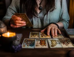 Cartomancie amour : interpréter les signes pour éclairer votre vie sentimentale