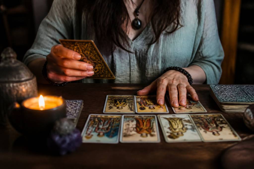 Cartomancie amour : interpréter les signes pour éclairer votre vie sentimentale